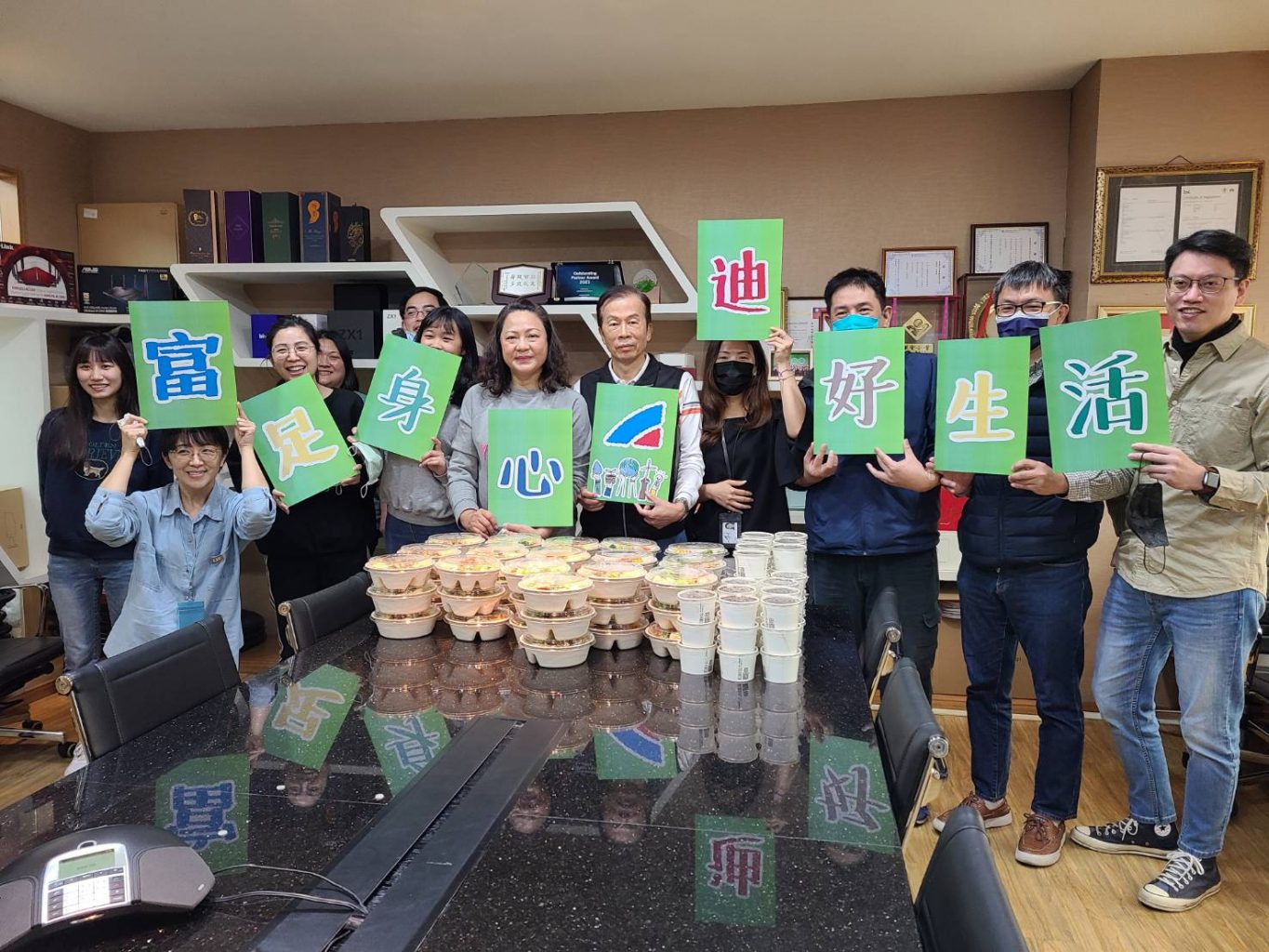 富迪員工共享蔬食健康餐，支持公司的2023 ESG新低碳計畫'Fudy employees sharing a vegetarian healthy meal in support of the company's 2023 ESG Low Carbon Program.'