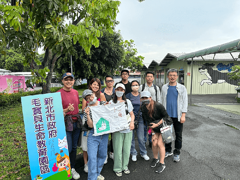 參賽者參訪動物收容所，探討改善流浪動物生活的可能性 Participants delving into animal shelters, exploring possibilities to improve the lives of stray animals.