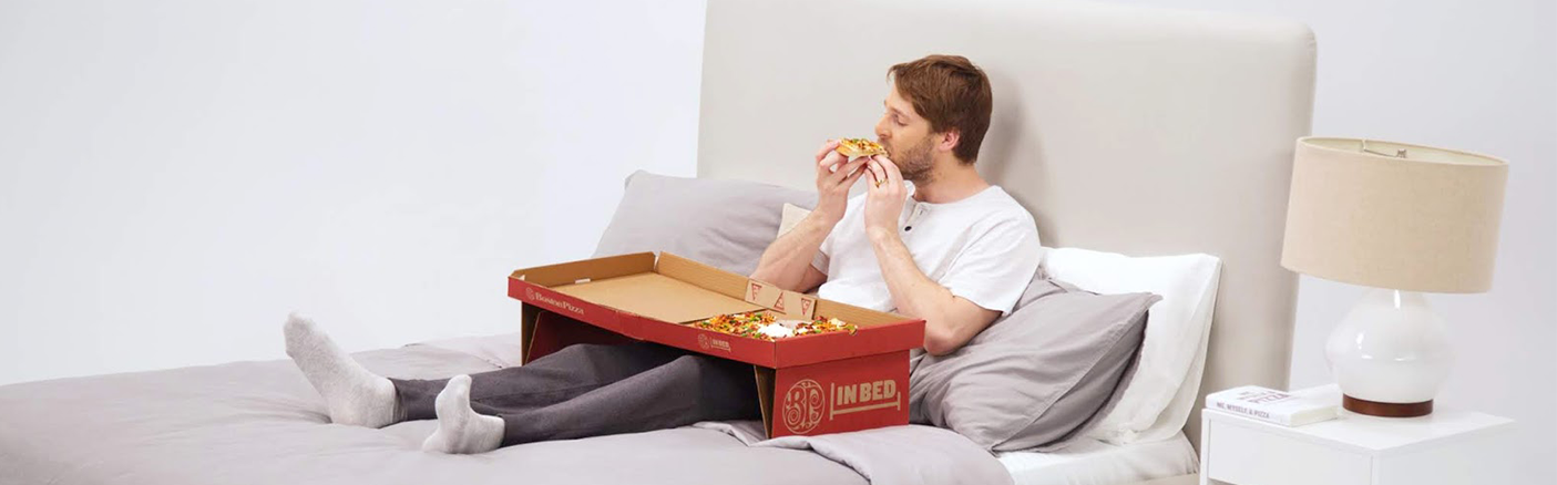 Structural packaging design makes eating pizza in bed more convenient!